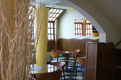 Detalle del arco en cafetería -  Detalle del arco en cafetería -